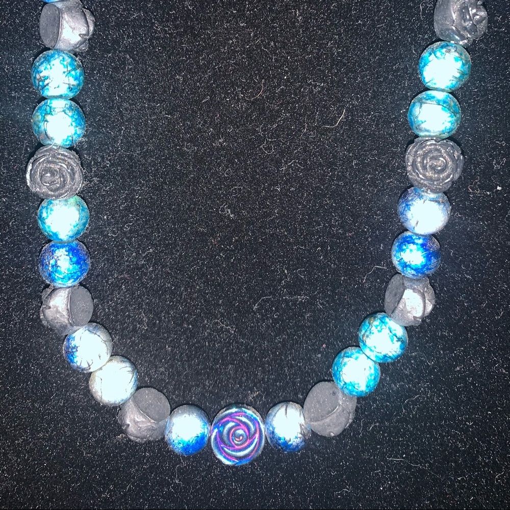 Stretchy choker ! Black roses ! Blue white beads